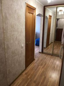 ノヴォロシースクにある11 проспект Ленинаの木製のドアと鏡が備わる空間