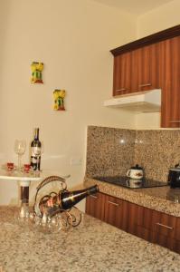 una cocina con una botella de vino en una barra en Garzota Suites Airport, en Guayaquil