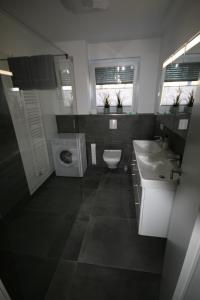 ペーネミュンデにあるKäpten Hookのバスルーム(トイレ、洗面台、鏡付)