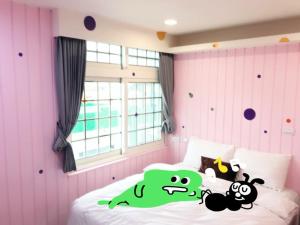 A bed or beds in a room at Peacock hotel