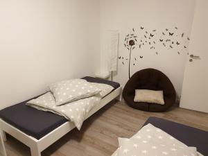 ペーネミュンデにあるKäpten Hookのベッドルーム1室(ベッド1台付)、壁に鳥のいる椅子1脚
