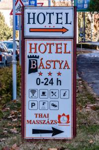 マコーにあるBástya Hotelの路上のホテルレストランの看板