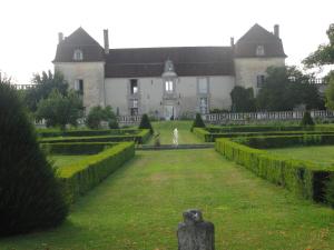 une grande maison avec un jardin en face de celle-ci dans l'établissement Chambres d'Hôtes et Gîtes du Château de Clauzuroux, à Champagne-et-Fontaine