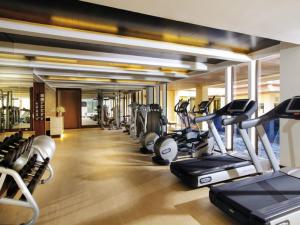 Mövenpick Resort Bangtao Beach Phuket的健身中心和/或健身设施