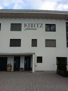 een wit gebouw met een bord waarop staat: kittikz appartement bij Haus Kibitz in Fieberbrunn