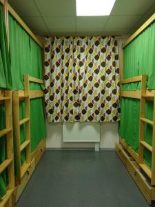 キーウにあるMEGAPOLIS on Sviatoshynoの緑のカーテンが付いた部屋