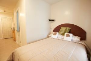 Llit o llits en una habitació de STUDIO&ONE BEDROOM APARTMENTS