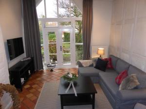 a living room with a couch and a table at Gästehaus Altstadtzauber in Lüneburg