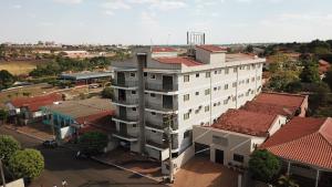eine Draufsicht auf ein Gebäude in einer Stadt in der Unterkunft Império Hotel in Caçu