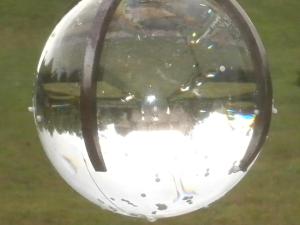 un casco de fútbol con reflejo del campo en Chambres d'Hôtes et Gîtes du Château de Clauzuroux, en Champagne-et-Fontaine