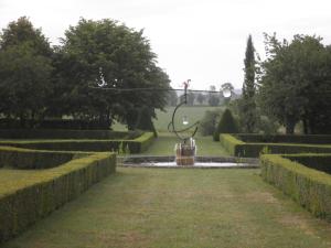 einen Brunnen inmitten eines Gartens in der Unterkunft Chambres d'Hôtes et Gîtes du Château de Clauzuroux in Champagne-et-Fontaine