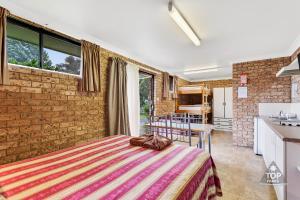 Kuchyň nebo kuchyňský kout v ubytování Fossicker Caravan Park