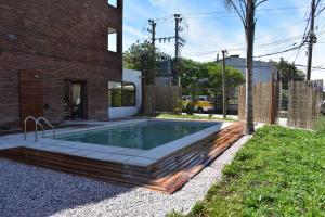 een zwembad in de achtertuin van een huis bij Embeleco in La Paloma +35 foto's