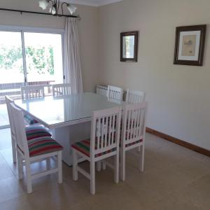 巴克罗斯Carmen的配有玻璃桌椅的餐厅