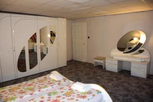 Katil atau katil-katil dalam bilik di Persey Villa Borovets