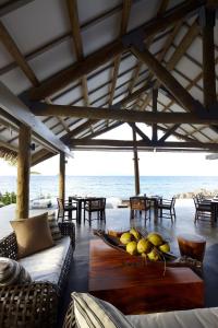 تادراي آيلاند ريزورت في جزيرة مانا: غرفة بها أريكة وطاولة عليها فاكهة