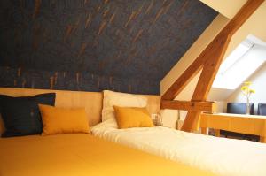 um quarto com uma cama com almofadas amarelas em B&B Het Wouwe em Herentals