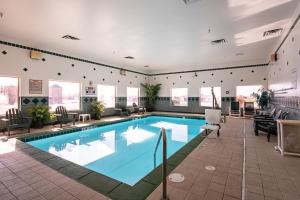uma grande piscina num quarto de hotel em Quality Inn Dodge City em Dodge City