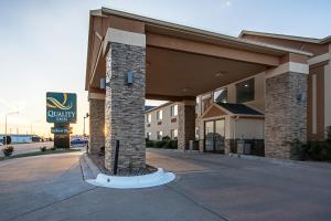 un edificio con una señal delante de él en Quality Inn Dodge City, en Dodge City