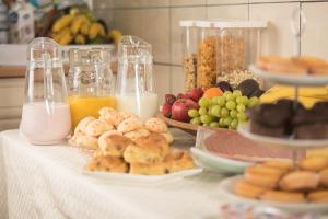 uma mesa coberta com pratos de alimentos e bebidas em B&B Gabriela Amsterdam em Amsterdã