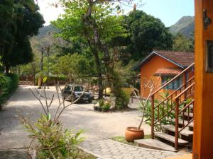 乌巴图巴Casarão Villa al Mare的停车场内有停车位的房子
