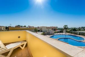 uma vista a partir da varanda de um hotel com piscina em Residence Club - Es Trenc Beach em Sa Ràpita