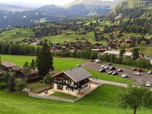 ein Haus auf einem Feld mit Parkplatz in der Unterkunft Wetterhorn, Eiger, Jungfrau, Amazing! in Grindelwald