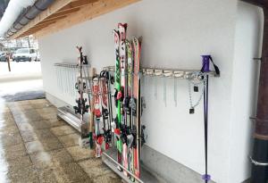 Un montón de esquís están alineados contra una pared. en Wetterhorn, Eiger, Jungfrau, Amazing!, en Grindelwald