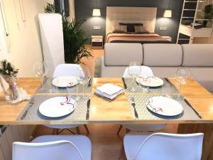a dining room with a table and chairs and a bed at LOFT A 20' DE BARCELONA Y 7' DE LA UAB. in Barbera del Valles