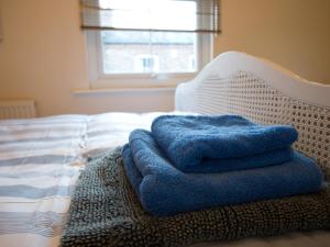 einen Stapel Handtücher auf dem Bett in der Unterkunft Agar Street in York