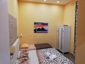 ナポリにあるB&B Simyの小さなベッドルーム(ベッド1台、冷蔵庫付)