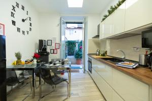 Nhà bếp/bếp nhỏ tại Flatinrome Trastevere Deluxe Rooms - Green Patio