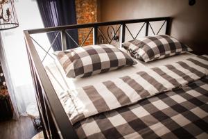 ein Bett mit zwei Kissen darüber in der Unterkunft Studio Loft on Turgeneva in Chabarowsk