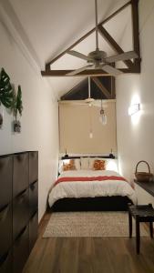 Katil atau katil-katil dalam bilik di Cozy Beach Apartment