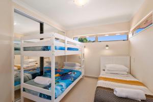 מיטה או מיטות קומותיים בחדר ב-Lake View by Town