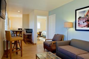 a living room with a couch and a table at PB Surf Beachside Inn in San Diego