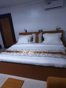 Łóżko lub łóżka w pokoju w obiekcie H53 SUITES