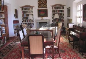 une salle à manger avec une table et un piano dans l'établissement Serena Vista, à Álamos