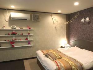 1 dormitorio con 1 cama y un cartel de feliz aniversario en la pared en Hotel Pal Oita (Love Hotel), en Oita