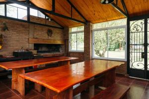 una cucina con un grande tavolo in legno e finestre di Cerro Molinos a Potrero de Garay