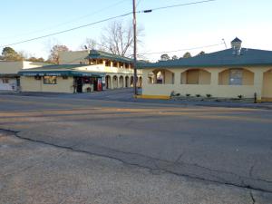 an empty street in front of a building at Economy Inn Express Warren in Warren