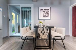 a dining room with a table and white chairs at Chengdu Jinniu District North City No. 8 Locals Apartment 00169850 in Chengdu