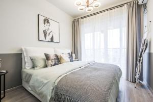 a bedroom with a large bed and a window at Chengdu Jinniu District North City No. 8 Locals Apartment 00169850 in Chengdu