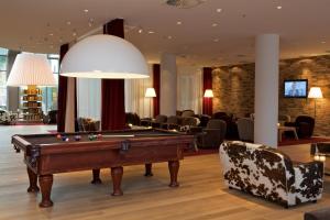 un tavolo da biliardo nella hall dell'hotel con un conto di Pentahotel Leipzig a Lipsia