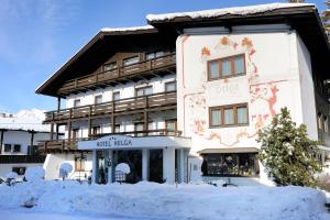 een gebouw met sneeuw ervoor bij Hotel Helga in Seefeld in Tirol