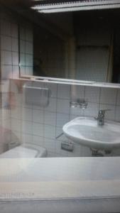 y baño con lavabo y aseo. en Gästezimmer, en Zúrich