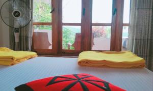 Uma cama ou camas num quarto em Broad view