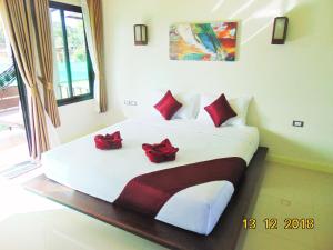 Postel nebo postele na pokoji v ubytování Lanta Amara Resort