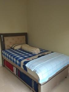 a small bed in a bedroom with a mattressvisor at Villa Brastagi Resort Jalan Mimpin Tua Blok C No. 41 in Berastagi