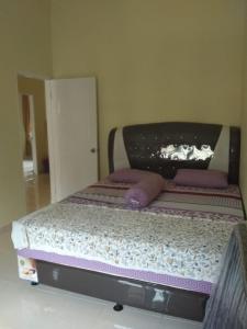 Un pat sau paturi într-o cameră la Villa Brastagi Resort Jalan Mimpin Tua Blok C No. 41